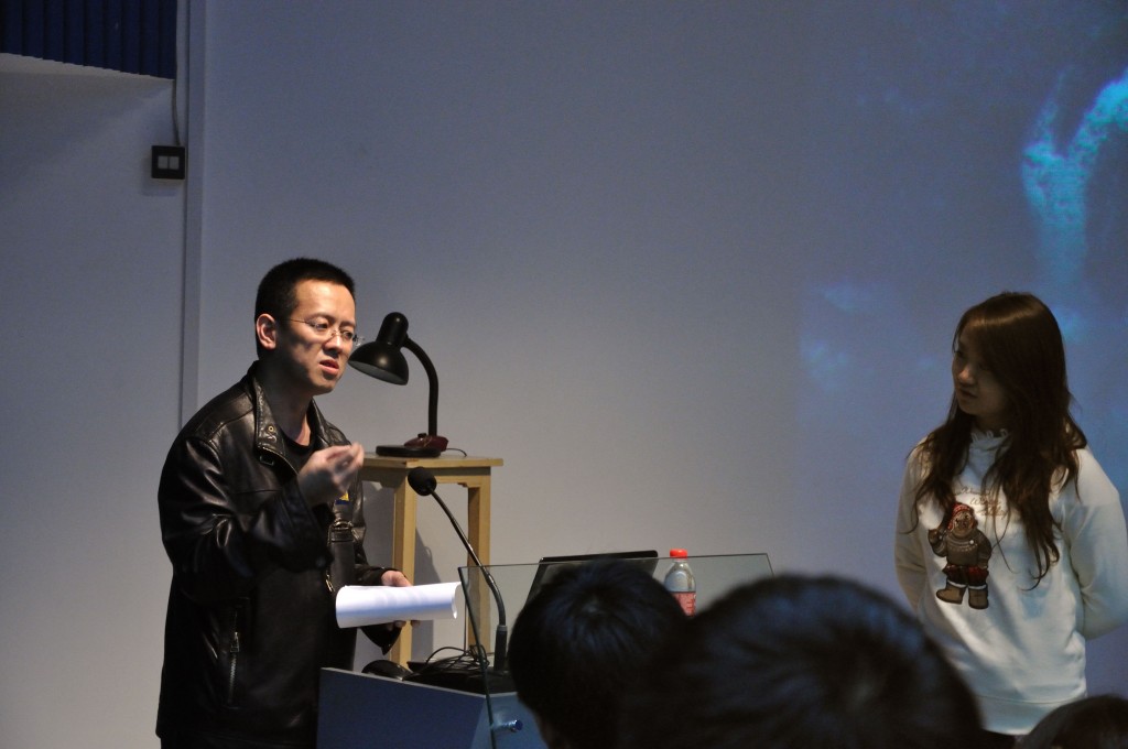 Han Song giving a lecture, Ji Shaoting listening