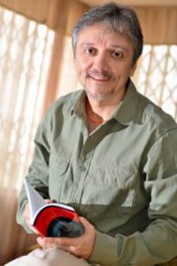 El escritor de "¡Diodati, idiota!", Rodolfo Salazar Ledezma (Foto: tomado del diario El Universo, Guayaquil-Ecuador).