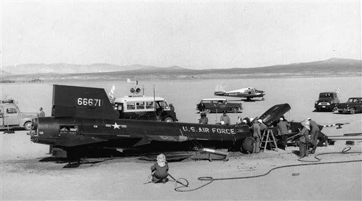 Scott-Crossfield X-15 emergency landing at Rosamonds Dry Lake November 4, 1959