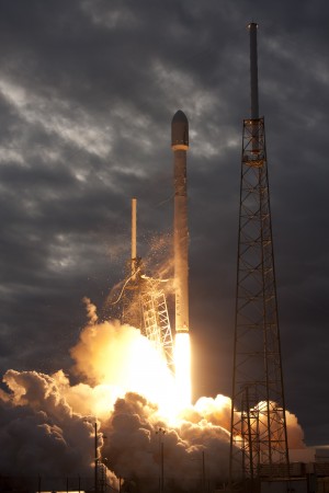 SpaceX-falcon9thaicomlaunchoutsidevert