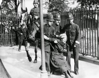 Suffragettes vs. Police (10)